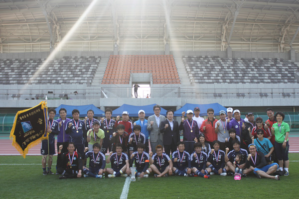 종합경기타운에서 열린 제12회 경기도지사기 생활체육 축구(30대)대회 1부에서 처음으로 우승을 차지한 안양시 선수들이 기념촬영을 하고 있다./제공=경기도생활체육회