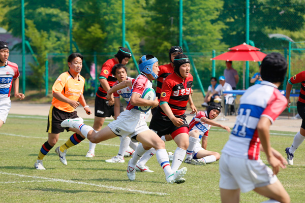 21일 안산 호수공원 럭비경기장에서 사전경기로 열린 제41회 전국소년체육대회 럭비 중등부 준결승전 부천북중과 충북 청주남중의 경기에서 부천북중 강힘찬(가운데 볼 잡은 선수)이 청주남중 인골지점을 향해 돌파하고 있다./제공=경기도체육회