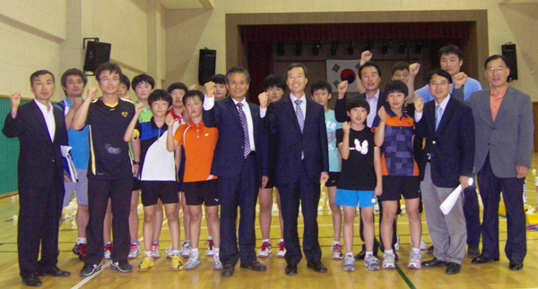 경기도교육청 북부청사 황용규 교육국장이 22일 포천초와 포천여중을 방문, 도배드민턴 선수로 뽑힌 학생선수들을 격려한 뒤 기념촬영을 하고 있다. /제공=경기도교육청 북부청사