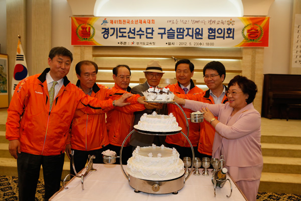 23일 수원웨딩의전당에서 열린 제41회 전국소년체육대회 경기도선수단 구슬땀지원 협의회에서 김상곤 도교육감(오른쪽 세번째)과 김상회 도의회 교육위원장(오른쪽 두번째), 이태영 도체육회 사무처장(왼쪽 첫번째) 등 참석 내빈들이 필승을 다짐하며 케이크를 커팅하고 있다./제공=경기도체육회