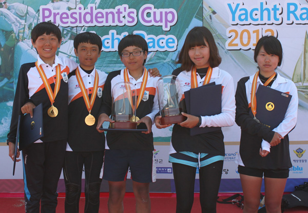 23일 경북 울진에서 막을 내린 제4회 대한요트협회장배 전국요트대회 중등부 혼성 단체전에서 우승한 경기도 선수들이 기념촬영을 하고 있다./제공=경기도요트협회