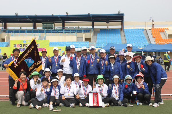 24일 가평종합운동장 인조구장에서 막을 내린 제13회 경기도지사기 생활체육 게이트볼대회에서 2년 만에 종합우승을 되찾은 성남시선수단이 우승기와 트로피를 놓고 기념촬영을 하고 있다./제공=경기도생활체육회