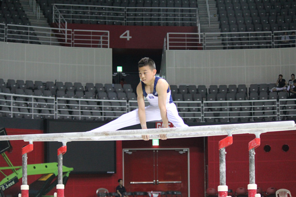 28일 고양체육관에서 열린 제41회 전국소년체육대회 체조 남자중등부 평행봉 경기에서 14.150점으로 우승한 염상준(수원북중)이 혼신의 연기를 펼치고 있다./김태연기자 tyon@