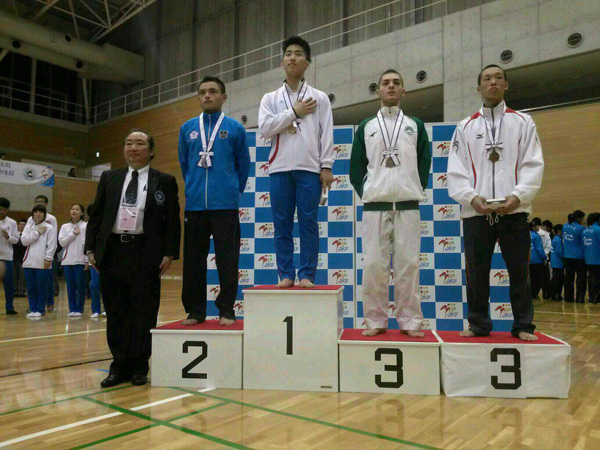 제1회 동아시아 청소년공수도선수권대회 겸 제2회 동아시아 공수도선수권대회 주니어 남자대련 68kg급에서 우승한 차봉준이 시상대에서 금메달을 목에 건 뒤 태극기 게양을 바라보고 있다./제공=경기도공수도연맹