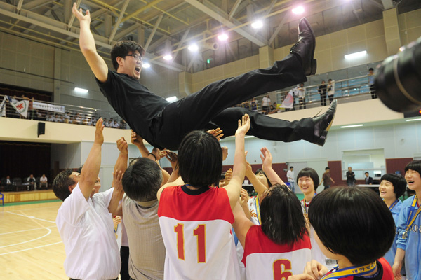 29일 수원 보훈재활체육센터에서 열린 제41회 전국소년체육대회 농구 여자중등부 결승전에서 서울 숙명여중을 41-32로 꺾고 우승한 성남 청솔중 선수들이 김영현 감독을 헹가래 치고 있다./노경신기자 mono316@