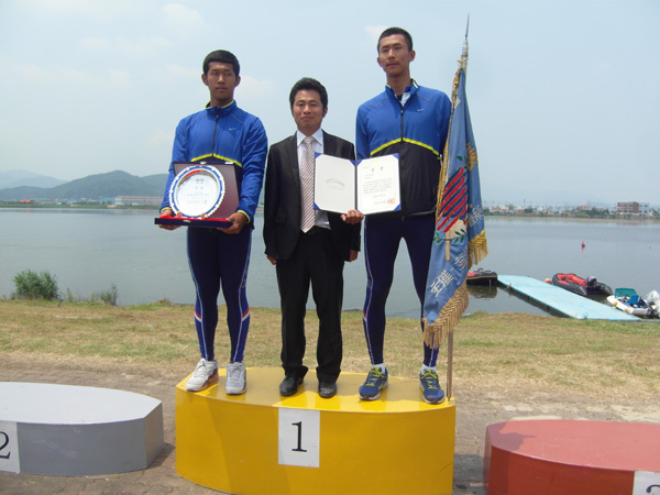 31일 부산 서낙동강 조정경기장에서 막을 내린 제38회 장보고기 전국조정대회 남자고등부에서 종합우승을 차지한 수원 수성고 선수단이 우승기와 트로피를 들고 기념촬영을 하고 있다.왼쪽부터 김기근, 유재천 감독, 김동수./제공=수성고