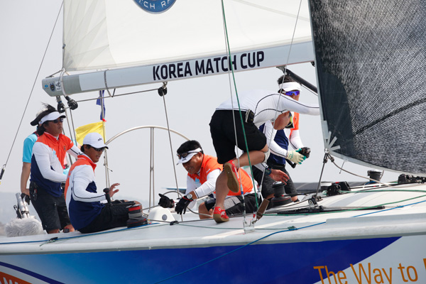 31일 화성 전곡항에서 열린 2012 코리아 매치컵 세계요트대회 예선 10플라이트에 경기도 대표로 출전한 김태정 팀이 로리 줄리 팀(뉴질랜드)을 맞아 분전하고 있다. /제공=경기도체육회