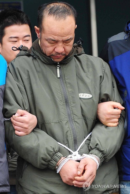 수원 20대 여성을 납치해 살해한 오원춘(42.조선족)이 지난 4월 검찰에 송치되고 있는 모습.(자료사진)