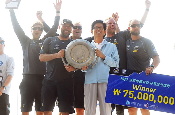 3일 화성시 전곡항에서 막을 내린 2012 코리아매치컵 세계요트대회에서 우승을 차지한 비욘 한센 팀(스웨덴)이 김문수 경기도지사로부터 우승 트로피를 전해 받은 뒤 기념촬영을 하고 있다./최우창기자 smicer@