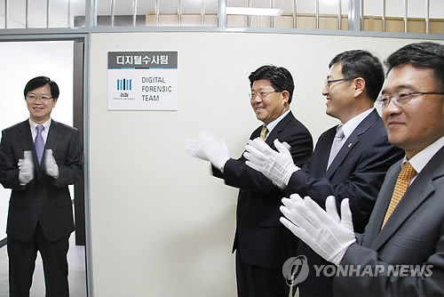수원지검, '디지털포렌식 수사팀' 출범 (수원=연합뉴스) 수원지검은 5일 오전 한명관 검사장(중앙 우측 첫번째) 등 간부들이 참석한 가운데 전문 수사관과 최신 장비를 갖춘 '디지털 포렌식 수사팀(Digital Forensic Team)' 현판식을 가졌다.<<지방기사 참고>> 2012.6.5 kcg33169@yna.co.kr https://blog.yonhapnews.co.kr/kcg33169