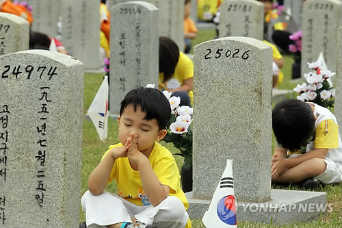 제57회현충일을 맞이하여 동작구는 지난달 구민들의 자발적인 참여로 자긍심과 애향심을 모아 국립서울현충원 현충문앞에서 추념식을 갖고 묘역 헌화 및 묘비 정화 활동을 펼쳤다. 사진은 묘역을 찾은 어린이집 원아들이 기도를 드리는 모습.(자료사진)