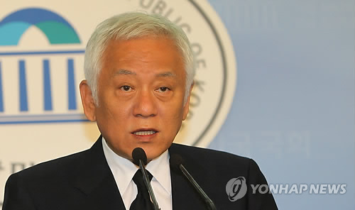 기자회견 하는 김한길 후보 (서울=연합뉴스) 하사헌 기자 = 민주통합당 김한길 당대표 후보가 6일 오전 국회 정론관에서 새누리당의 색깔공세를 비판하는 기자회견을 하고 있다. 2012.6.6 toadboy@yna.co.kr