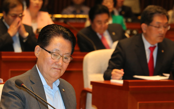 민주통합당 박지원 비대위원장이 7일 국회에서 열린 의원총회에서 굳은 표정으로 자료를 보고 있다. /연합뉴스