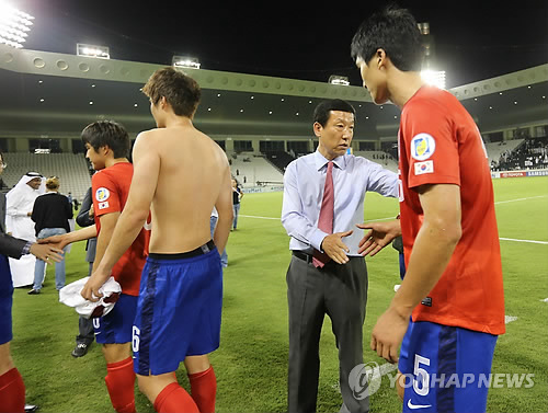 "수고했어요" 최강희 감독이 8일 저녁(현지시간) 카타르 알 사드 스타디움에서 열린 월드컵축구 카타르와 최종예선 첫 경기에서 4-1 로 승리한 월드컵 전사들을 악수로 격려하고 있다. 2012.6.9 kimd@yna.co.kr