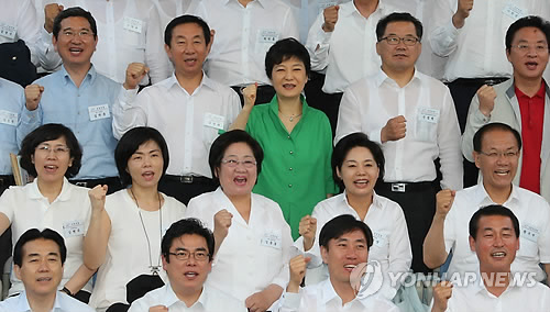 새누리당 의원연찬회 기념촬영 새누리당 박근혜 전 대표와 황우여 대표 등 의원들이 8일 천안 지식경제공무원교육원에서 열린 의원연찬회에서 기념촬영하고 있다. 2012. 6. 8 srbaek@yna.co.kr