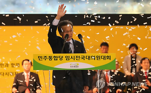 민주통합당 전당대회에 출마한 이해찬 후보가 9일 오후 경기도 고양시 일산 킨텍스에서 열린 임시전당대회에서 당 대표로 선출되고 나서 손을 들어 지지자들에게 답례하고 있다. 2012. 6. 9srbaek@yna.co.kr"박근혜 새누리당 매카시즘 단호히 맞설 것..민생선거 임해야"