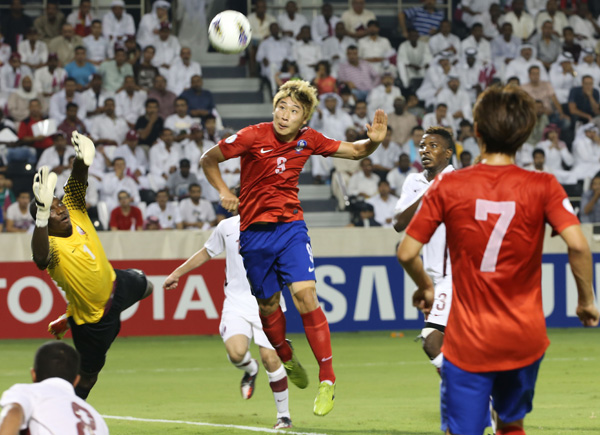 9일 새벽 카타르 알 사드 스타디움에서 열린 월드컵축구 카타르와 최종예선 첫 경기에서 이근호가 헤딩으로 동점골을 터뜨리고 있다./연합뉴스