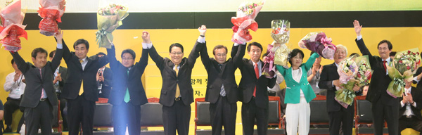 민주통합당 이해찬 새 대표와 후보들이 지난 9일 고양시 킨텍스에서 열린 당 대표 및 최고위원을 선출하는 전당대회에서 개표결과를 발표하고 나서 손을 들어 지지자들에게 답례하고 있다. /연합뉴스