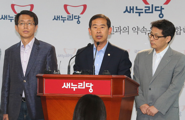 새누리당 비박(非朴ㆍ비박근혜) 주자 3인방 대리인 김문수 경기지사 측 차명진, 이재오 의원 측 김해진, 정몽준 전 대표 측 안효대 의원이 10일 여의도 당사에서 기자회견을 통해 완전국민경선제(오픈프라이머리)로의 ‘경선 룰’이 확정돼야 후보등록을 할 것이라고 밝히고 있다. /연합뉴스