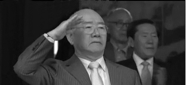 전두환 전 대통령이 지난 8일 육사를 방문해 육사 생도들의 퍼레이드를 참관한 것을 두고 온라인이 비난 여론으로 뜨겁게 달아오르고 있다. /연합뉴스