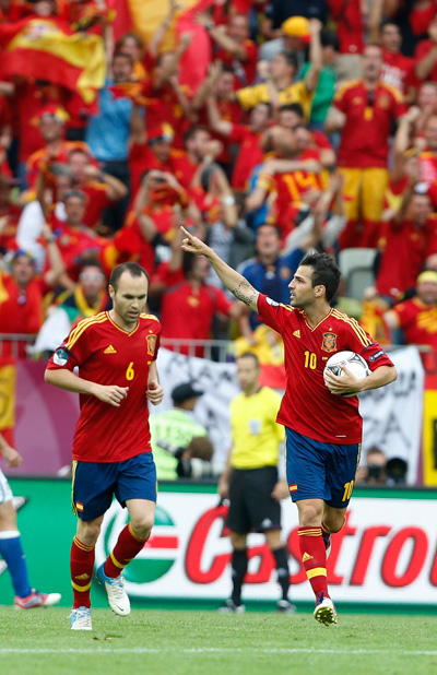 10일 오후(현지시간) 폴란드 그단스크 경기장에서 열린 2012 유럽축구선수권대회(유로 2012)C조 1차전 스페인과 이탈리아의 경기에서 스페인의 세스크 파브레가스(오른쪽)가 동점골을 성공시킨 뒤 골 세리머니를 하고 있다./연합뉴스