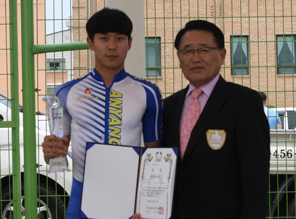 12일 대전월드컵경기장 내 롤러경기장에서 막을 내린 제32회 대한체육회장배 전국롤러경기대회에서 남자일반부 최우수선수로 뽑힌 김민호(안양시청)가 유준상 대한롤러경기연맹 회장과 기념촬영을 하고 있다./제공=대한롤러경기연맹