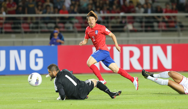 12일 고양종합운동장에서 열린 2014년 브라질 월드컵축구대회 아시아지역 최종예선 A조 2차전 한국과 레바논의 경기에서 후반 3분 김보경이 추가골을 터뜨리고 있다./연합뉴스
