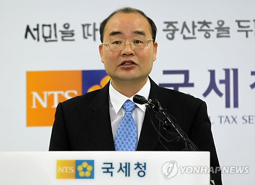 고소득전문직.부동산임대업자 70명에대한 세무조사실시 국세청은 13일 세금은 제대로 내지 않고 탈루소득으로 재산만 불린 고소득 전문직.부동산 임대업자 70명에 대한 세무조사를 실시한다고 발표했다. 사진은 탈루소득 세무조사 실시 발표에 대해 브리핑하는 김형환 국세청 조사2과장. 2012.6.13 kimd@yna.co.kr