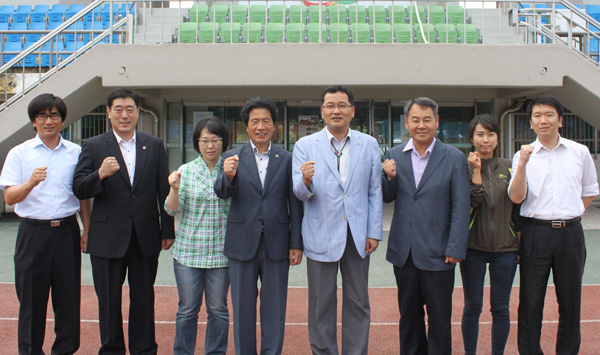 13일 포천시생활체육회를 방문한 한규택 도생활체육회 사무처장(오른쪽 4번째)이 김종국 포천회장(왼쪽 4번째) 등 포천시생활체육회 관계자들과 기념촬영을 하고 있다./제공=경기도생활체육회