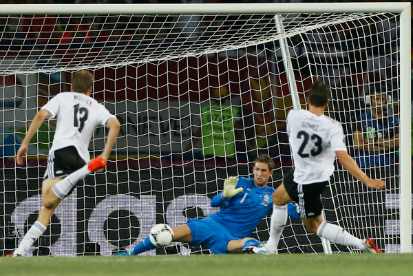 14일 우크라이나 메탈리스트 경기장에서 열린 2012 유럽축구선수권대회(유로 2012) B조 2차전 독일과 네덜란드의 경기에서 독일의 마리오 고메즈(오른쪽)가 골을 성공시키고 있다./연합뉴스