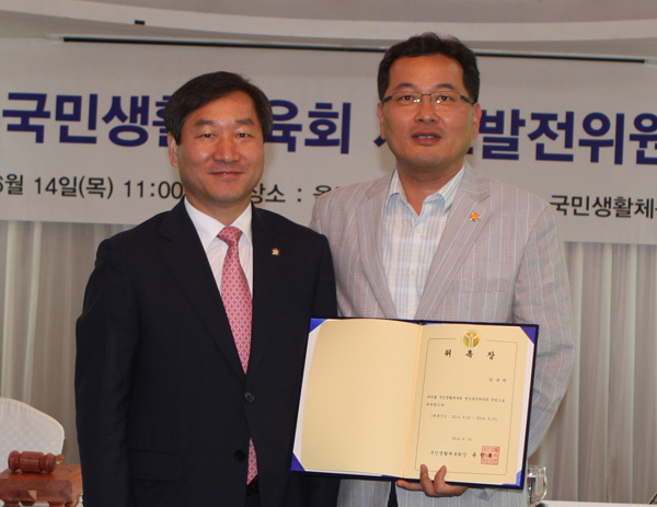 경기도생활체육회 한규택 사무처장(오른쪽)이 유정복 국민생활체육회장으로부터 제도개선위원회 위원 위촉장을 전달받고 있다.