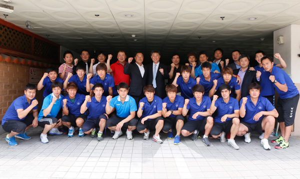 경기도체육회 이태영 사무처장이 18일 성남시를 방문, 성남시청 하키팀을 격려한 뒤 기념촬영을 하고 있다./제공=경기도체육회