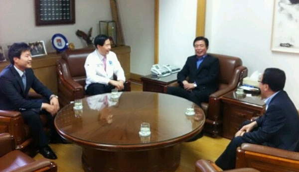 한성섭 도장애인체육회 사무처장(왼쪽 두번째)이 22일 대구시를 방문, 김범일 대구시장(오른쪽 두번째)을 접견하고 있다./제공=경기도장애인체육회