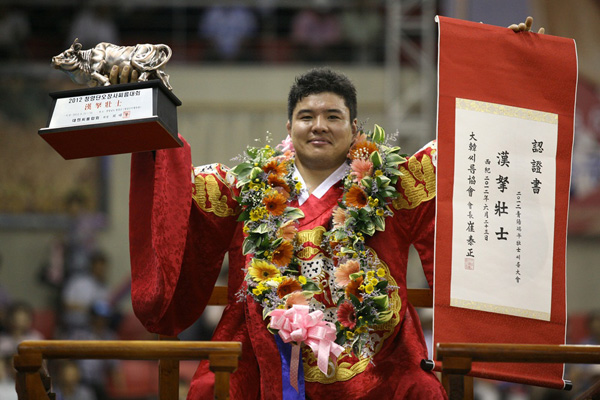23일 충남 청양군민체육관에서 열린 '2012 청양단오장사씨름대회' 한라급(105kg이하) 결정전(5전3선승제)에서 우승한 이주용(수원시청)이 꽃가마를 타고 있다./제공=대한씨름협회