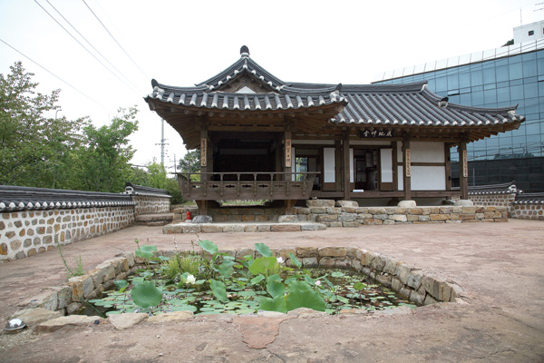 복원된 과지초당 안채 전경