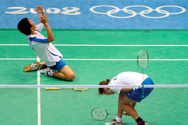 2008년 베이징 올림픽 배드민턴 혼합복식 결승에서 우승한뒤 환호하는 이용대-이효정의 모습.