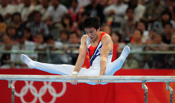 2008년 베이징 올림픽에서 은메달을 획득한 유원철의 평행봉 연기모습. /연합뉴스