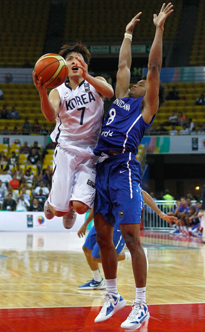 4일 베네수엘라 카라카스에서 열린 런던올림픽 남자농구 세계예선대회 조별리그 C조 2차전 한국과 도미니카의 경기에서 한국의 김태술이 도미니가의 엘피디오 포르투나를 앞에 두고 슛을 시도하고 있다./연합뉴스