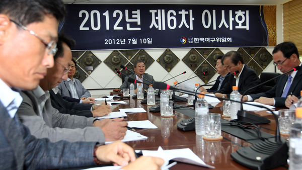 10일 오전 서울 도곡동 야구회관에서 한국야구위원회(KBO) 2012년 6차 이사회가 열리고 있다. 이날 이사회에서는 10구단 창단과 신인 1차지명 등을 논의했다./연합뉴스