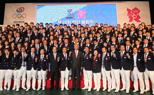 11일 오후 서울 송파구 방이동 올림픽공원 올림픽홀에서 열린 '런던올림픽 대한민국 대표선수단 결단식'에서 최광식 문화체육관광부 장관, 박용성 대한체육회장, 이기흥 선수단장을 비롯한 대표선수들이 대한민국의 선전을 기원하며 파이팅을 외치고 있다./연합뉴스