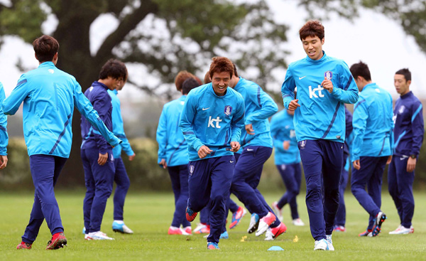 17일 올림픽 축구대표팀이 런던 인근 왓포드 FC 훈련장에서 밝은표정으로 훈련을 하고 있다./연합뉴스