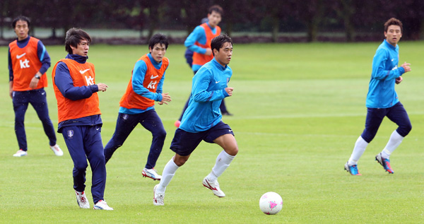 18일(현지시간) 런던 인근 왓포드 FC 연습장에서 올림픽 축구대표팀 선수들이 훈련을 하고 있다./연합뉴스