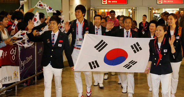 2012 런던 올림픽에 출전하는 한국 선수단 '팀 코리아' 본진이 21일 영국 히스로 국제공항에 도착했다. 이기흥 선수단장과 남현희,신종훈 선수 등이 마중나온 교민들로 부터 환영을 받고 있다./연합뉴스
