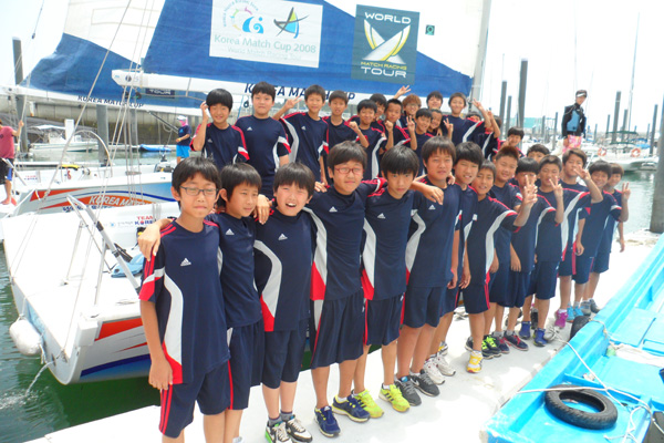 지난 27일 화성 전곡항에서 진행된 ‘여름방학 맞이 요트체험’ 행사에 참여한 화성 화산초 축구부 어린이들이 기념촬영을 하고 있다./제공=경기도요트협회