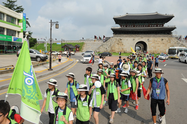 정조대왕 능행차 체험순례단이 시민들의 환영속에 31일 오전 수원 화성에 입성하고 있다.