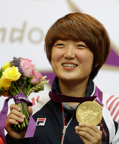 한국 여자 사격의 ‘신성’ 김장미(부산시청) 선수가 지난 1일 오후(한국시간) 영국 런던 그리니치파크 왕립 포병대 기지의 올림픽 사격장 시상식대에서 금메달을 들어보이고 있다./연합뉴스