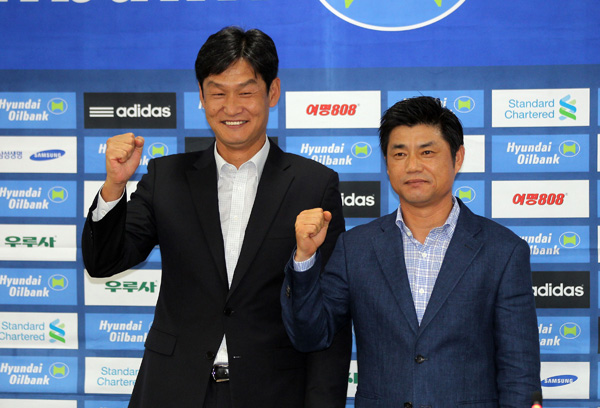 16일 서울 신문로 축구협회에서 열린 현대오일뱅크 K리그 2012 28라운드 미디어데이에서 수원 블루윙즈 윤성효 감독(오른쪽)과 FC서울 최용수 감독이 필승을 다짐하고 있다./연합뉴스