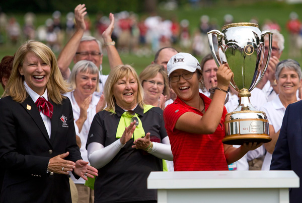 27일(한국시간) 캐나다 브리티시컬럼비아주 밴쿠버 골프장에서 열린 미국여자프로골프(LPGA) 투어 캐나다여자오픈에서 우승을 차지한 뉴질랜드 교포 리디아 고가 우승컵을 들고 환호하고 있다./연합뉴스