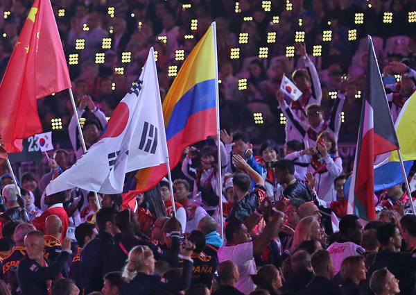 전 세계의 장애인뿐 아니라 비장애인의 가슴을 뜨겁게 달군 2012 런던 패럴림픽이 11일간 열전을 마치고 9일 오후(현지시간) 영국 런던 올림픽 스타디움에서 폐막공연을 끝으로 막을 내렸다. 사진은 각국 국기가 입장하는 가운데 태극기가 등장하자 환호하는 한국 대표팀 모습./연합뉴스