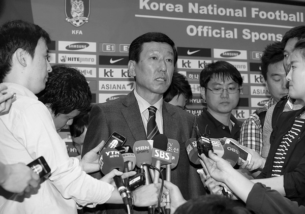 브라질월드컵 최종예선 3차전 우즈베키스탄과의 경기에서 2대2 무승부를 기록하고 돌아온 최강희 감독이 13일 오전 인천공항 입국장에서 인터뷰를 하고 있다./연합뉴스